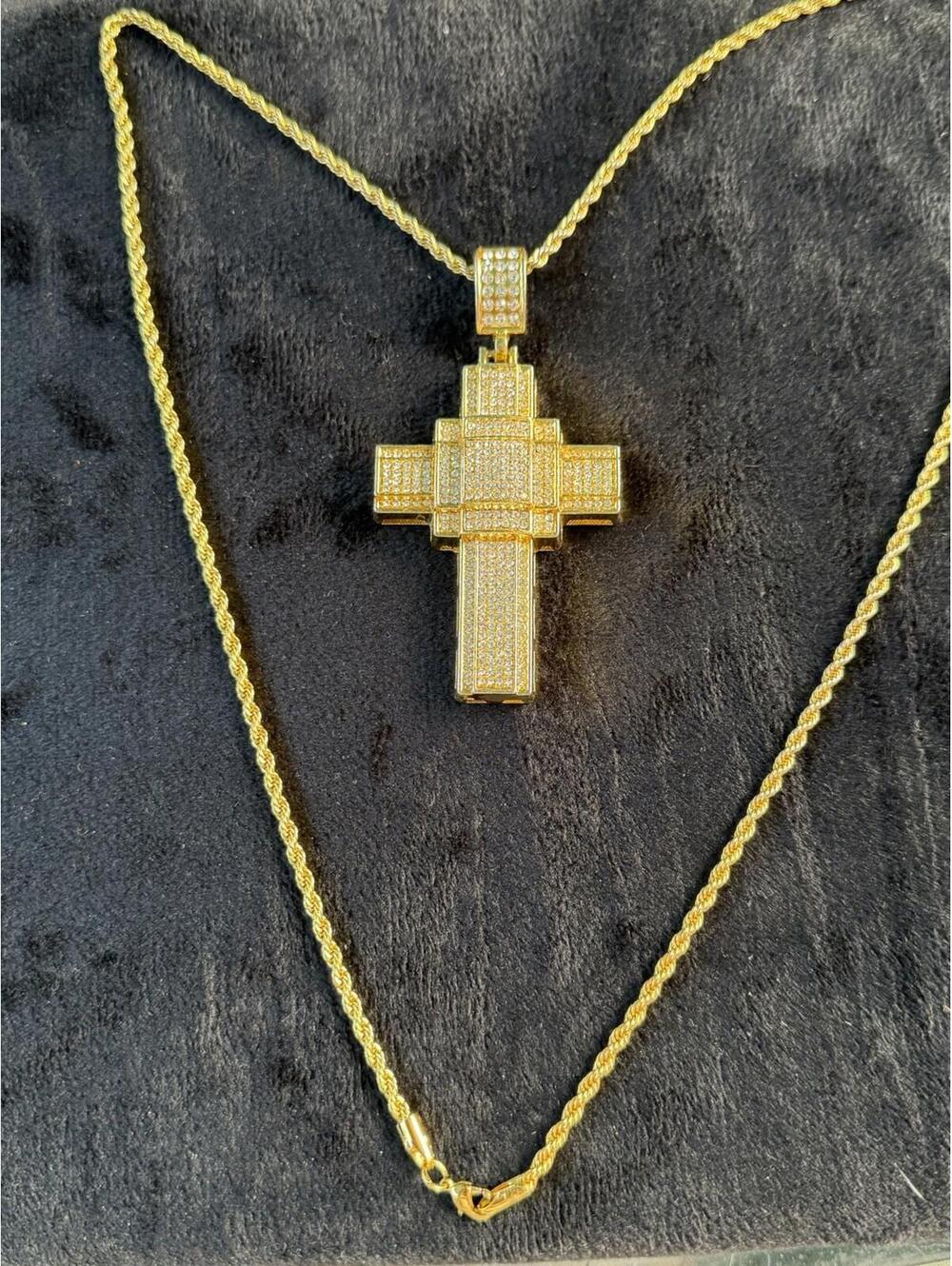 Crucifijo Dorado Con Cadena.